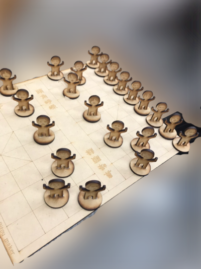 象棋棋盤和學生小人偶