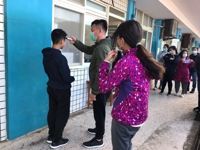 入校門量體溫