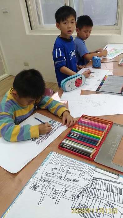 3.指導學生彩繪校園