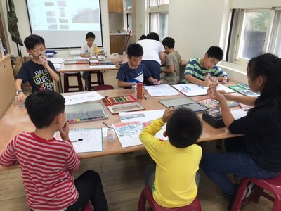 4.指導學生彩繪校園